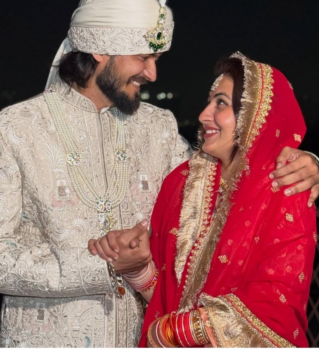 Vada Pav Girl Chandrika Dikshit Spotted in Wedding Outfit With ‘Mistri Man’, Photos Go Viral